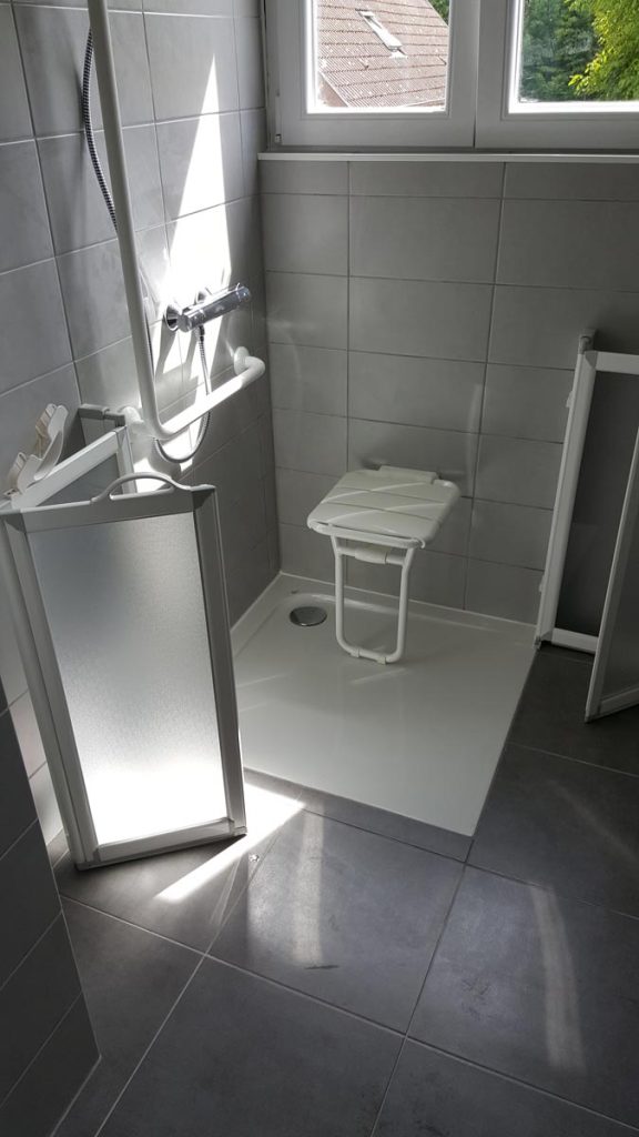 Installation douche à l’italienne PMR avec siège rabattable à Sundhouse proche de Marckolsheim